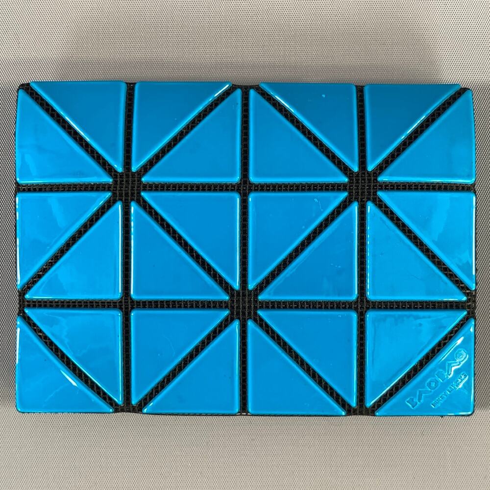 BOA BOA ISSEY MIYAKE SS2023  Blue Black Triangle Card Case